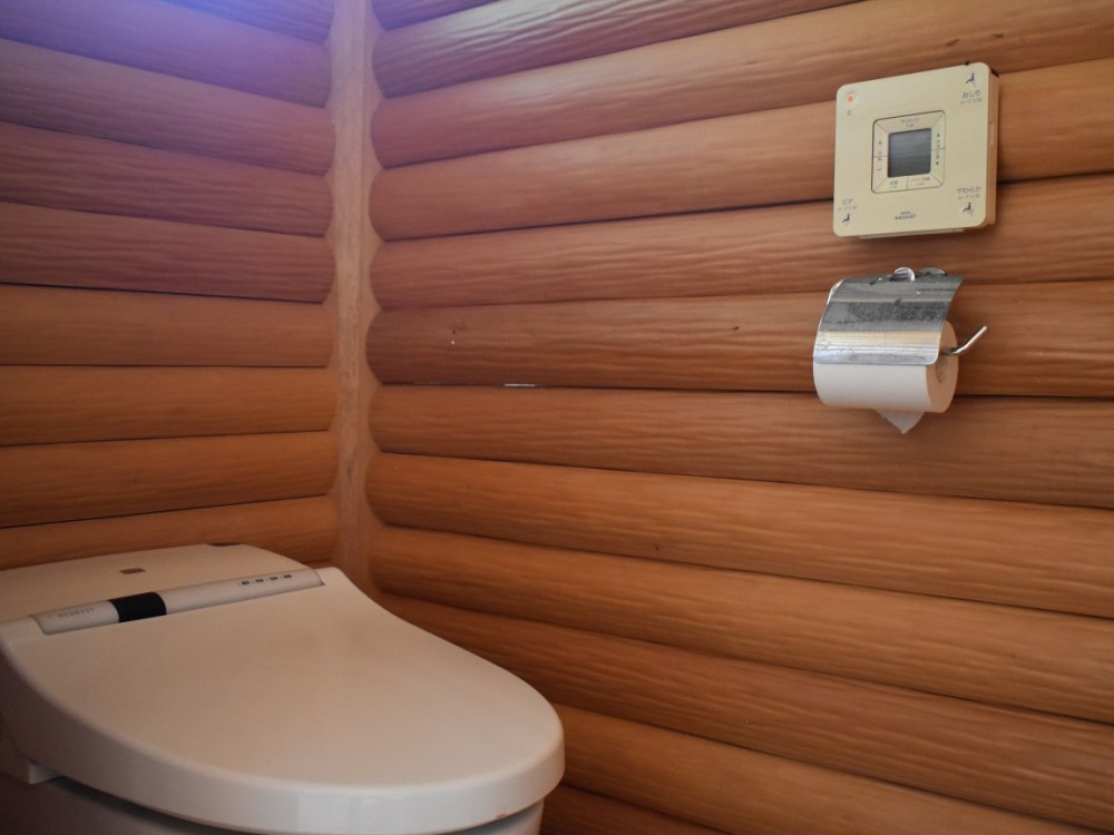 トイレも絞り丸太に囲まれ、木の香りとともに落ち着く空間。