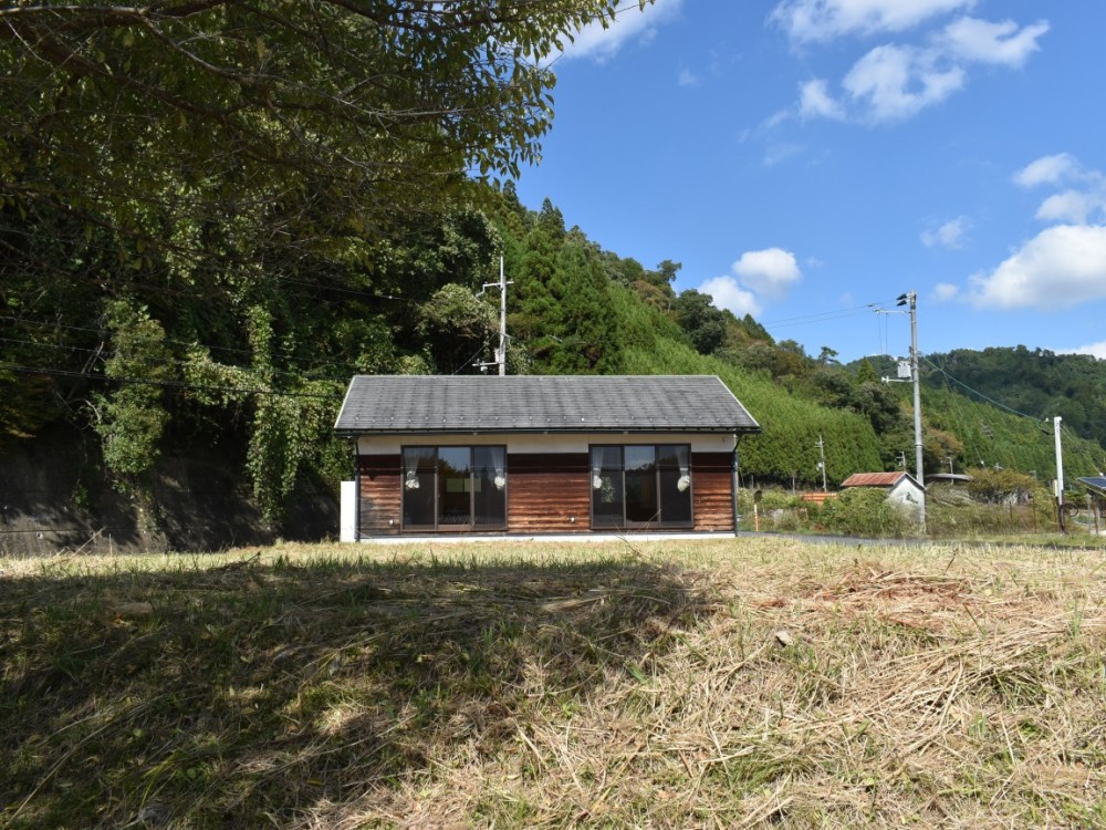 周りをおしゃれな塀で囲って、BBQのできるお庭にしたり…