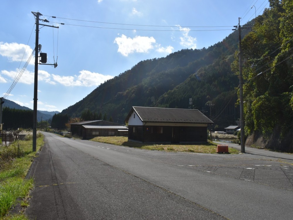 前面道路も広々で開放感ありますよ。