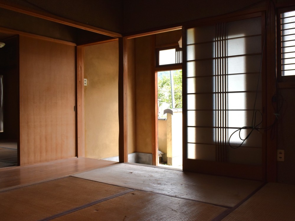 玄関正面の4.5畳の和室。畳は入れ替えですね。フローリングにしてもよし。