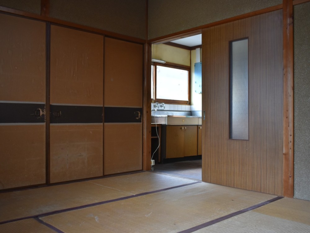 台所とつなげてダイニングにして広々使用。