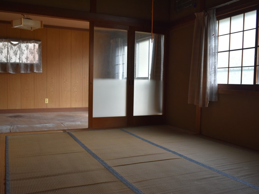６畳の和室と奥に板間。
